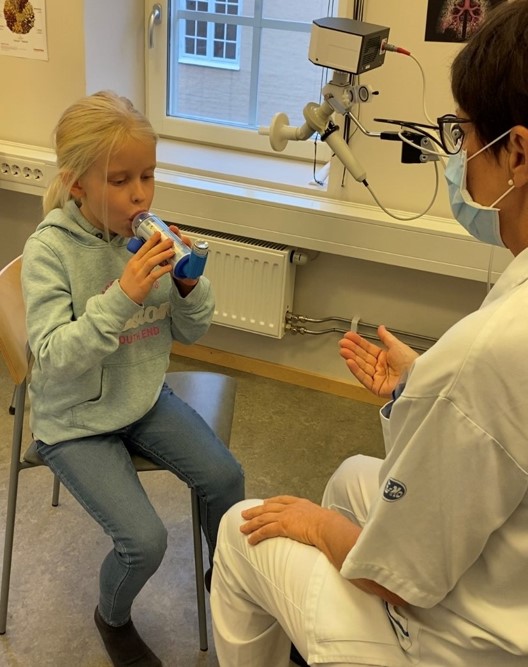 Flicka andas in medicin