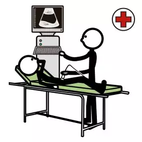 Patient ligger på sängen och en sköterska tittar på ultraljud