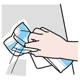 Hand torkar bort gelé med papper