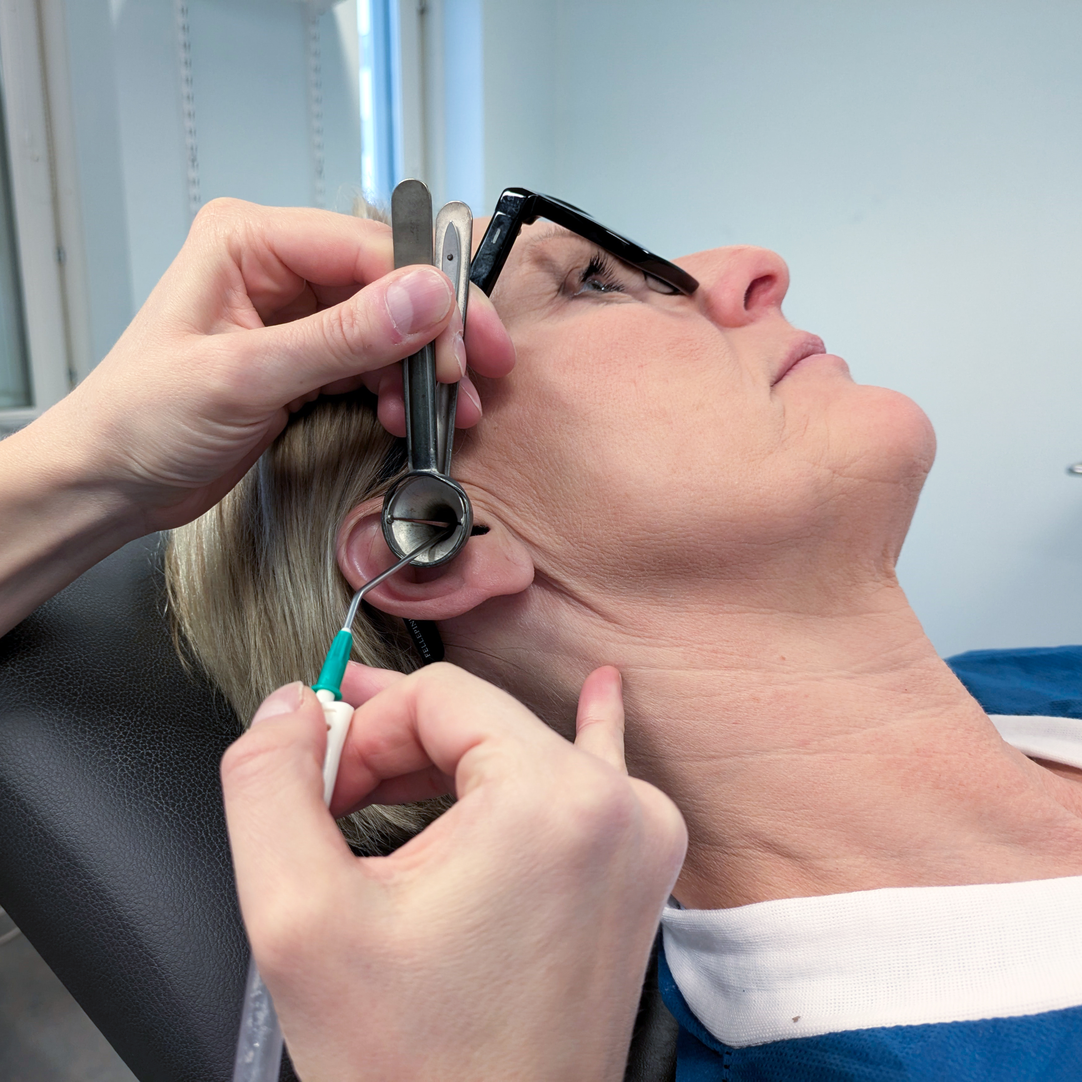 Patient blir undersökt i örat