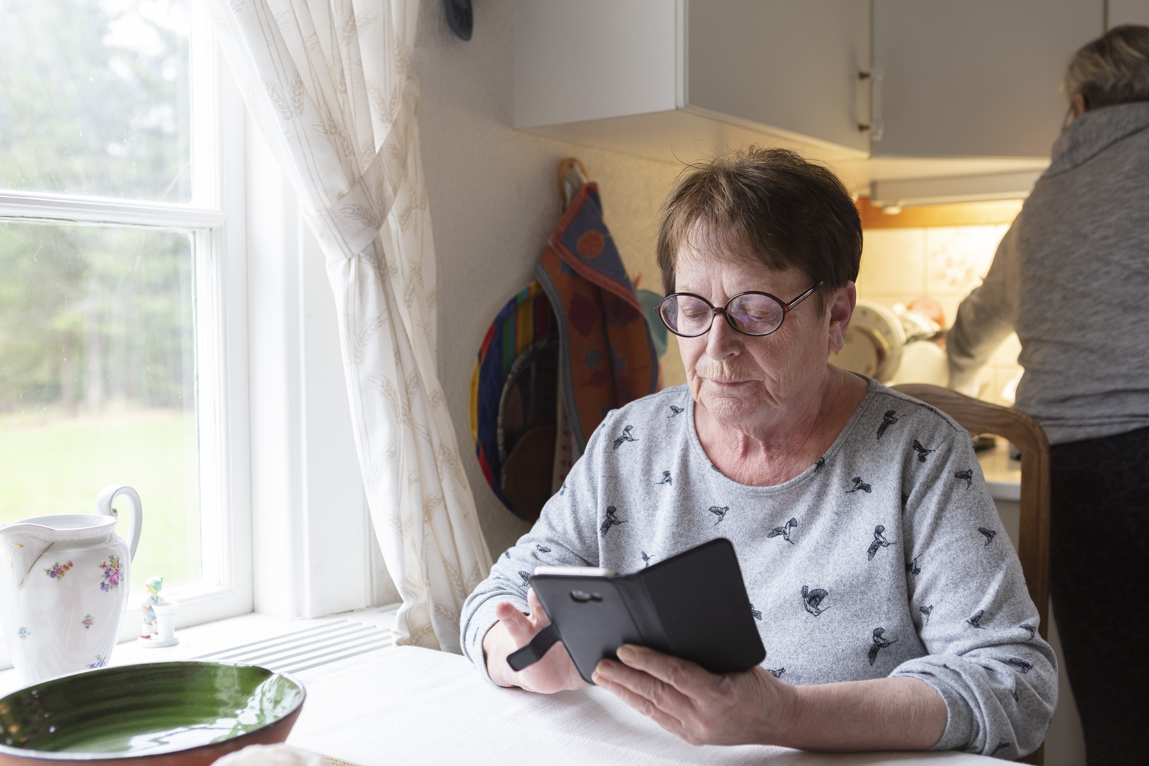 Äldre kvinna med mobiltelefon