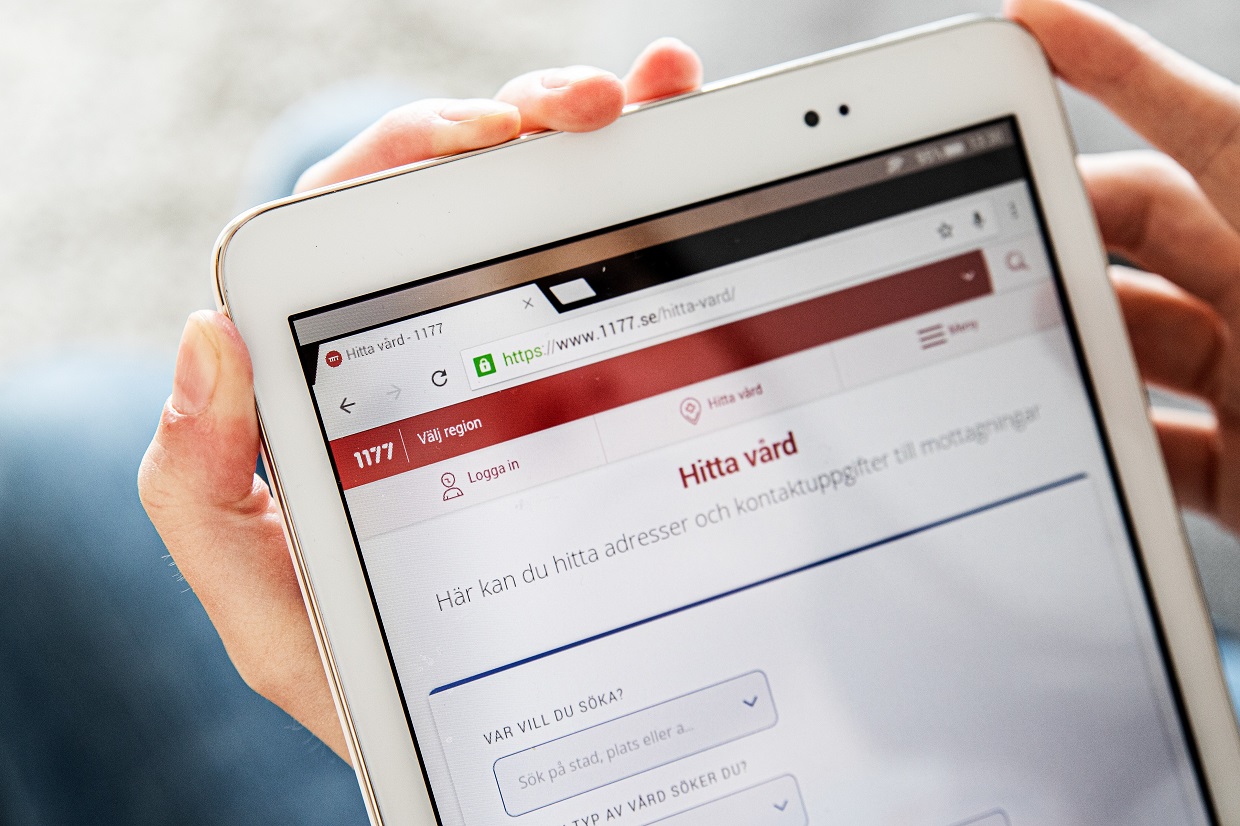 Närbild på en surfplatta som visar tjänsten Hitta vård på 1177.se
