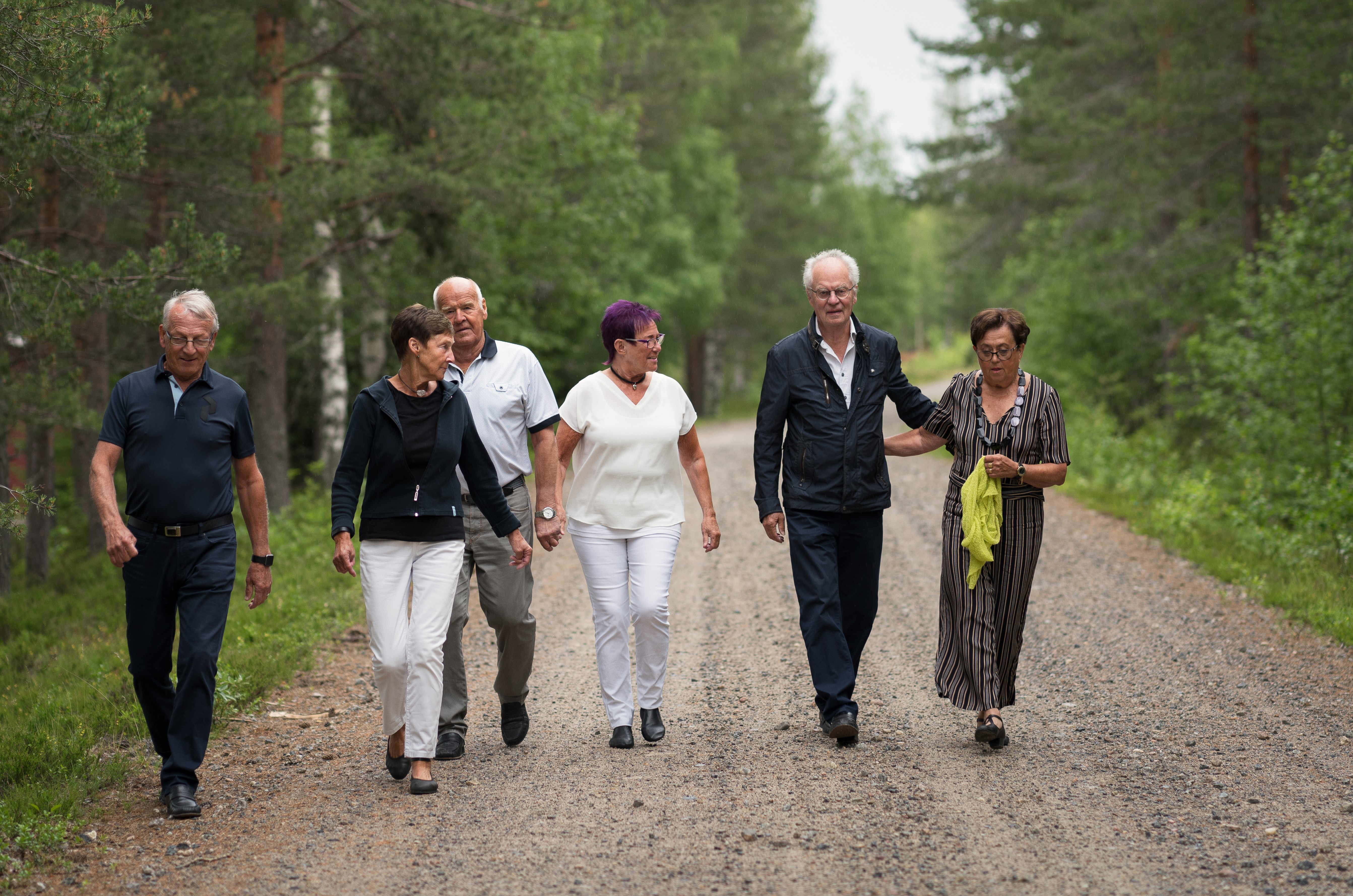 Pensionärer som går på en grusväg