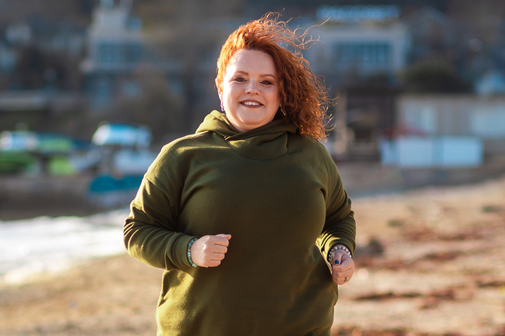 En glad person som joggar på stranden.