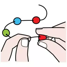 Tecknad bild av två händer som trär pärlor av olika färger på en tråd.