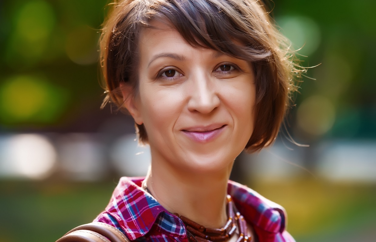 Ta ditt cellprov - kvinna utomhus framifrån