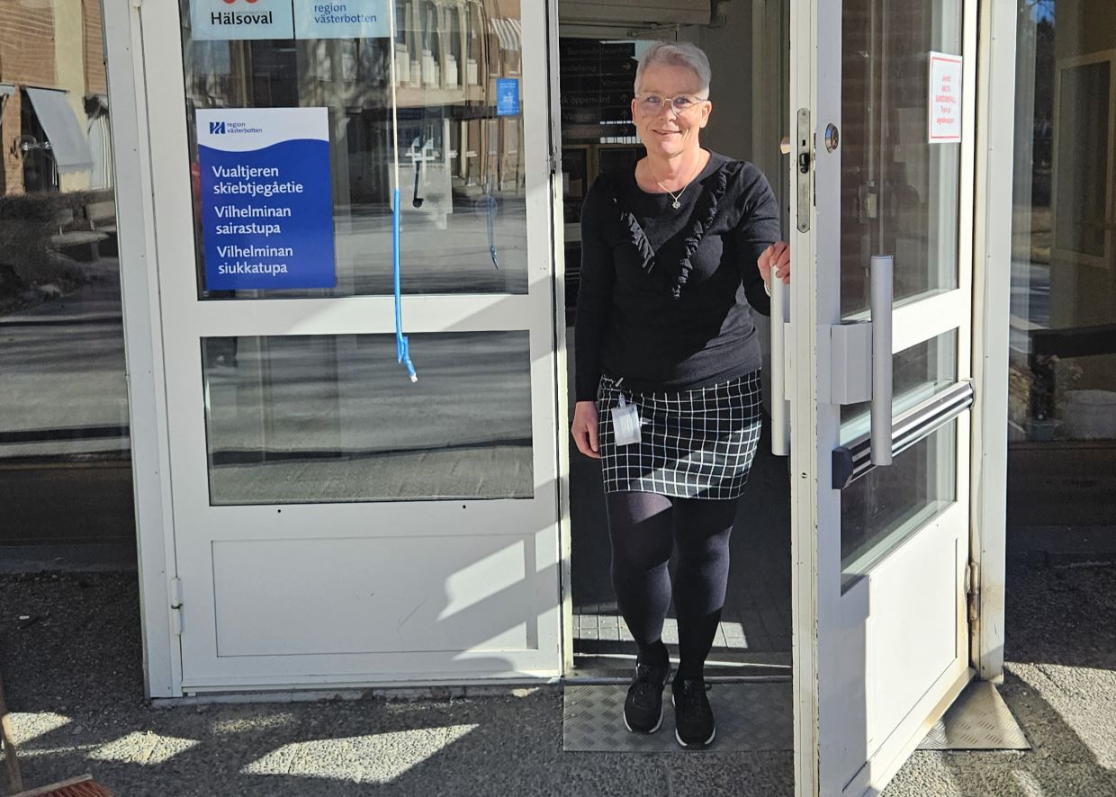 En kvinna går ut ur en sjukstuga