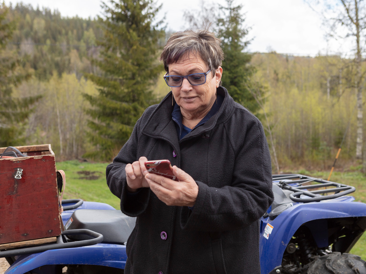 Kvinna utomhus med mobiltelefon