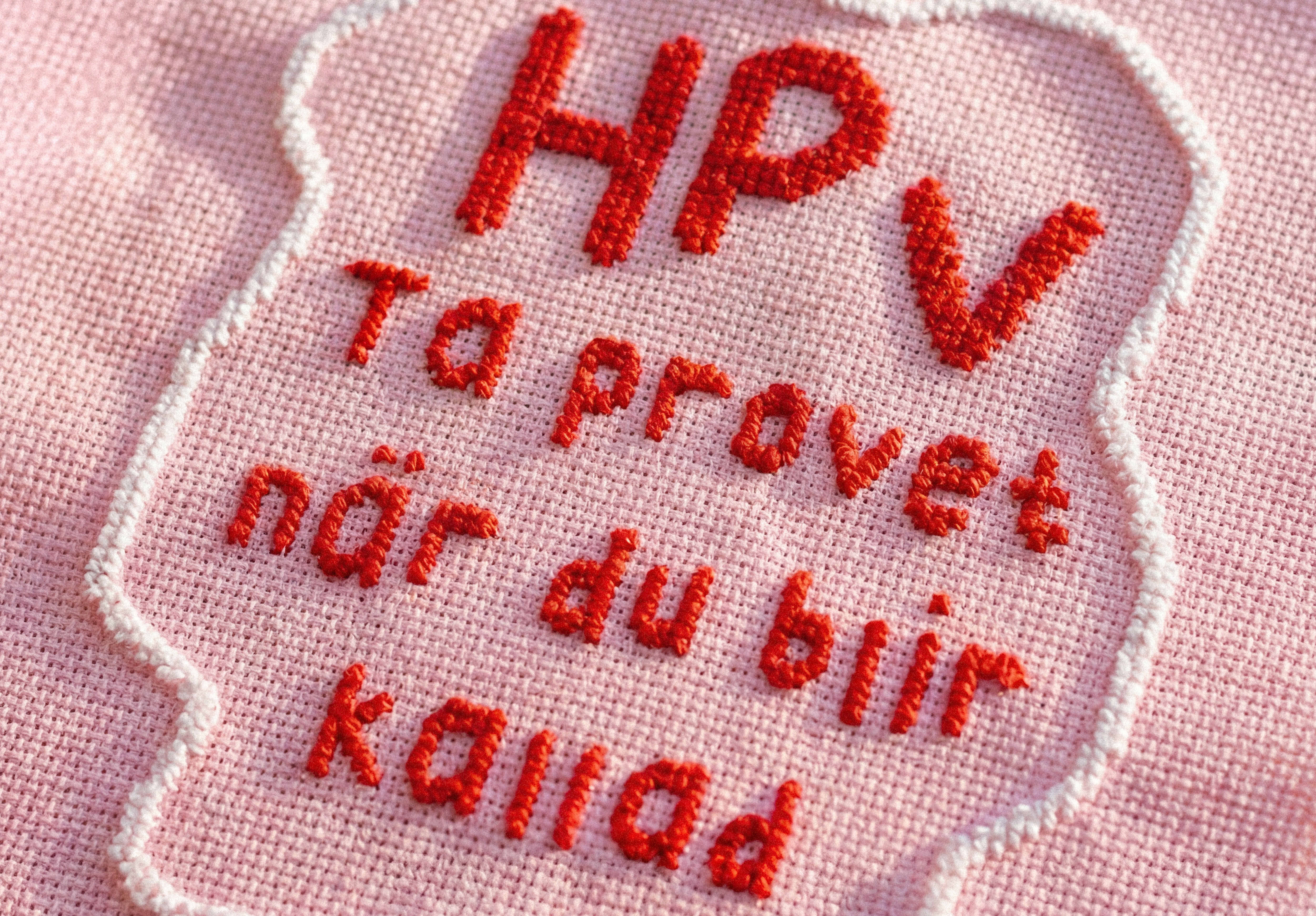 Kampanjbild Gullers HPV ta provet när du blir kallad. Broderi i rosa och rött.
