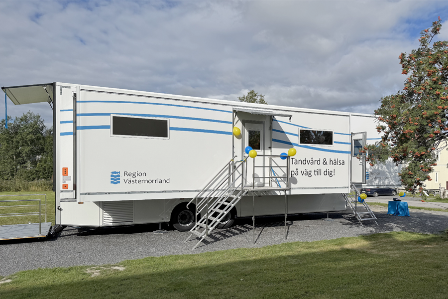 Bild på mobila tandvårdskliniken som invigdes 26 augusti.