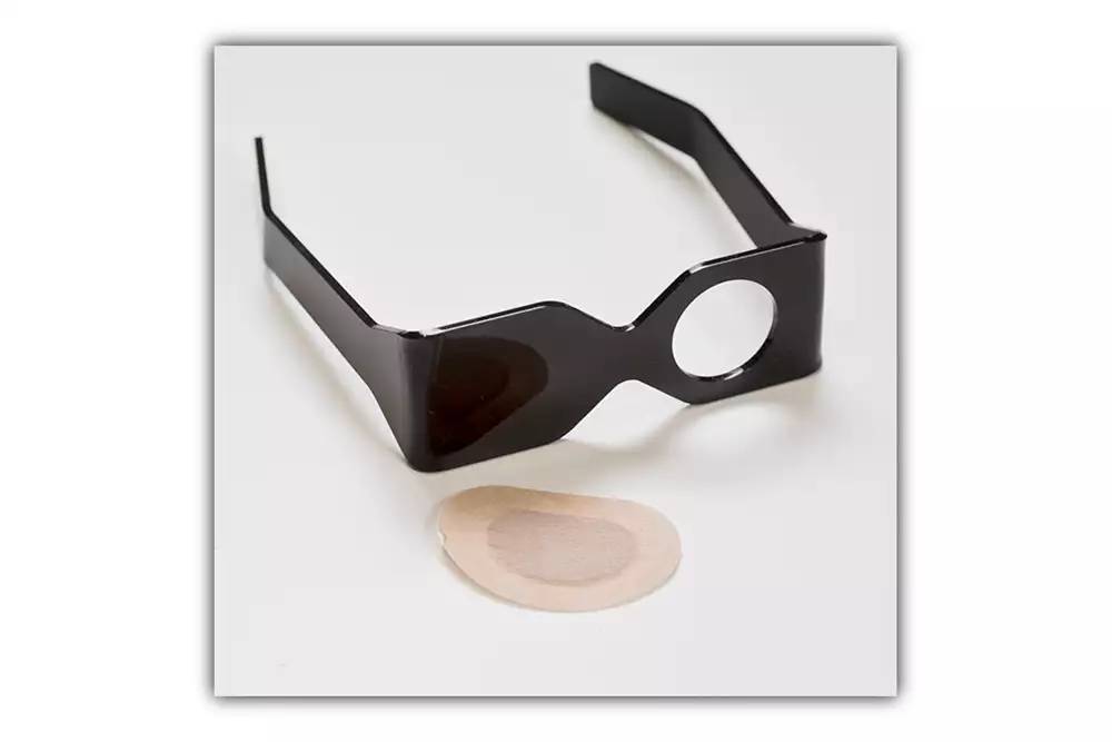 Glasögon och ögonlapp som används vid synundersökning i barnhälsovården.