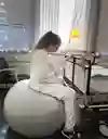 Gravid kvinna sitter på pilates-boll
