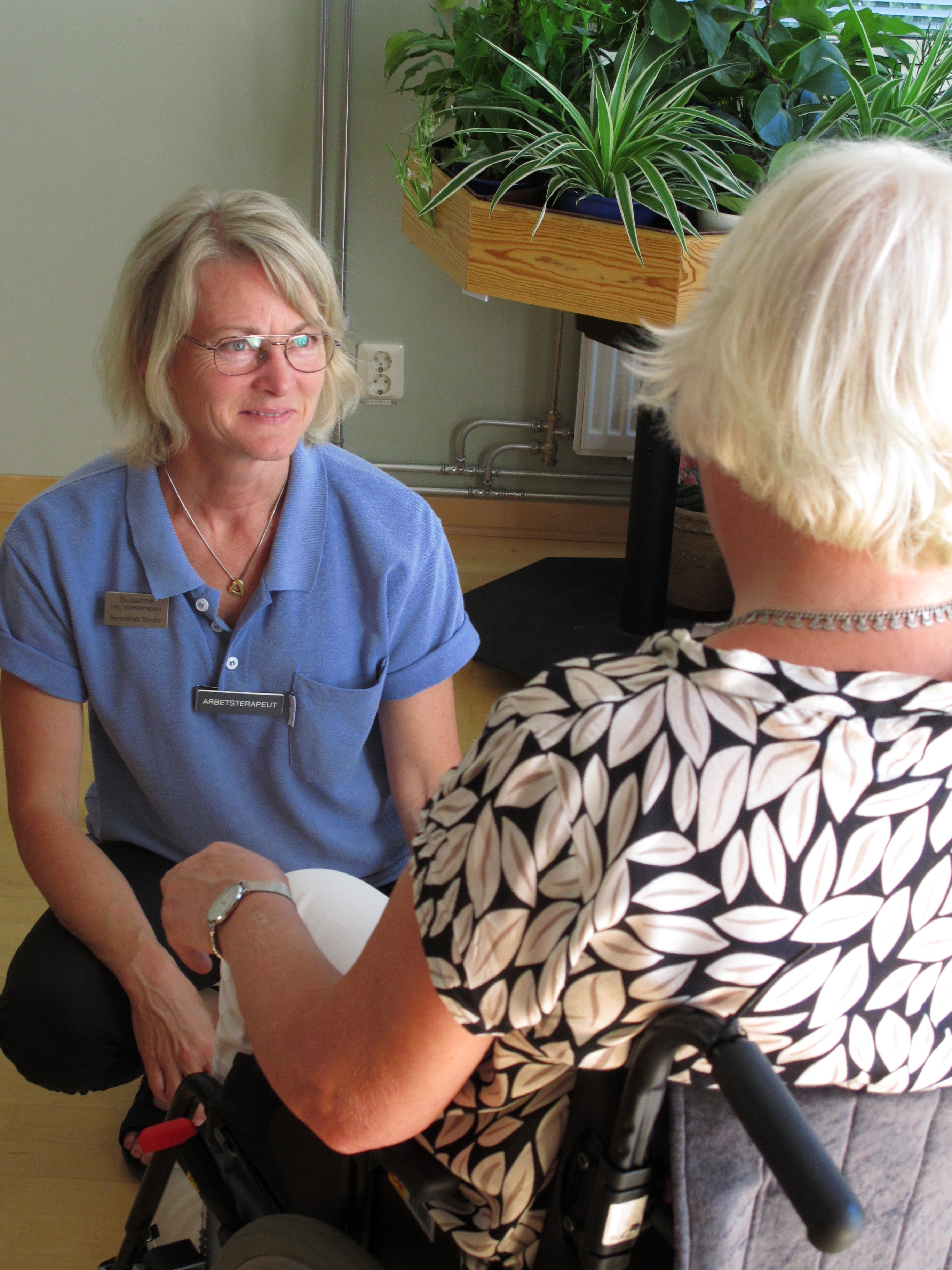 Arbetsterapeuten Susanne Werthén lyssnar på en patient.