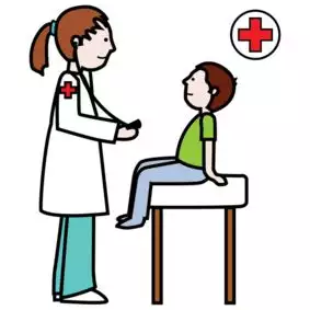 En läkare står framför ett barn som sitter