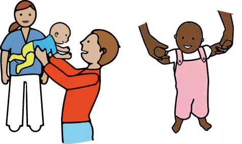 En vuxen person håller upp en baby. Bakom står en sköterska. Ett litet barn står med hjälp av en vuxen som håller.