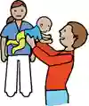 En vuxen person håller upp en baby. Bakom står en sköterska.