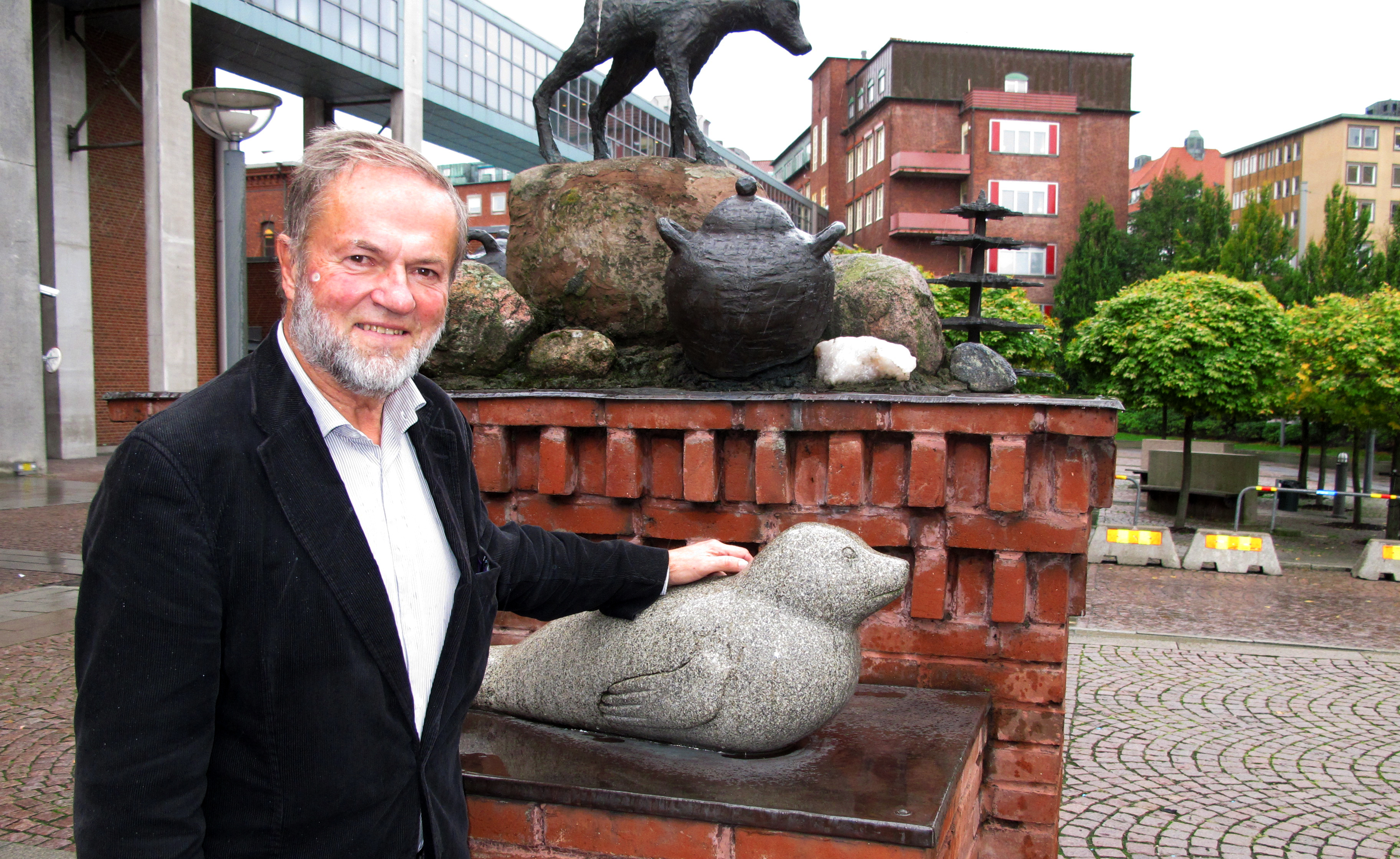 Christian Blomstrand vid staty utanför Sahlgrenska Universiotetssjukhuset.