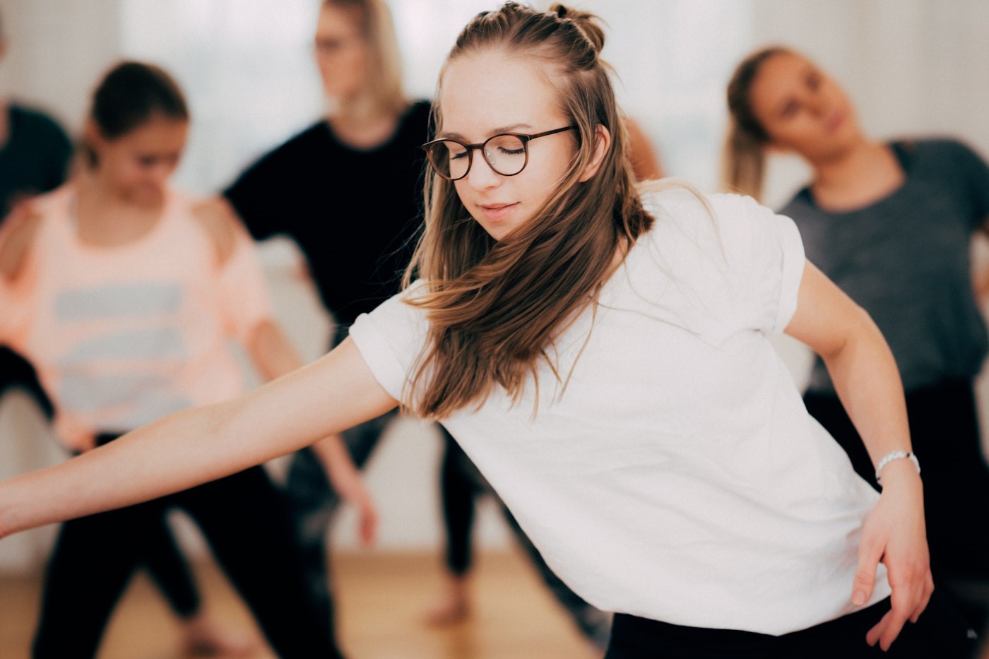 Ungdomar som rör sig till musik