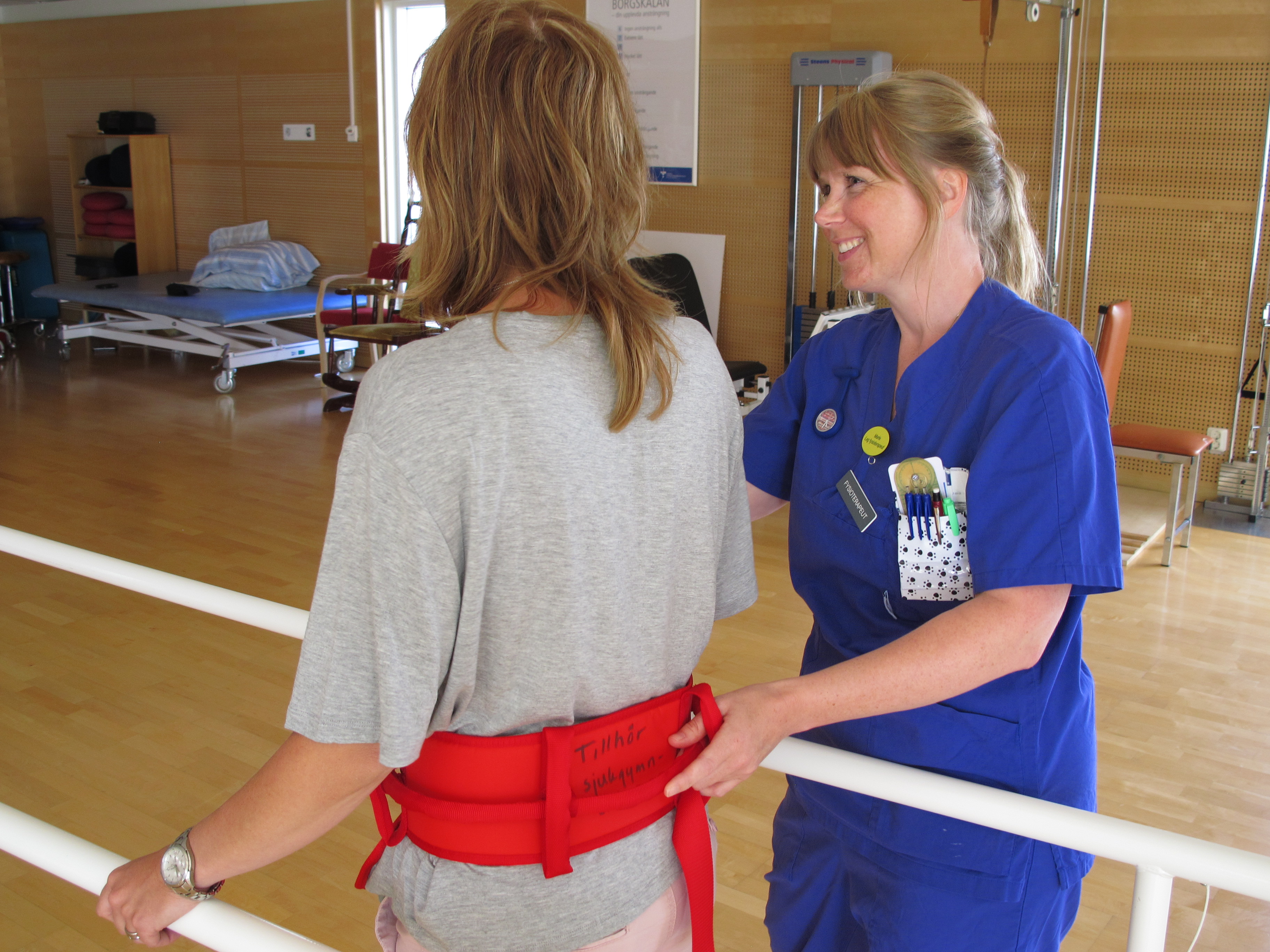 Fysioterapeut Marie Rydén gångtränar en patient.