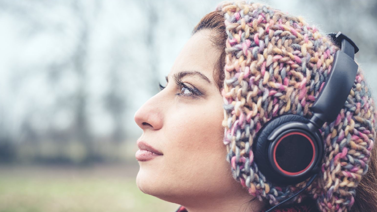 En kvinna med hörlurar