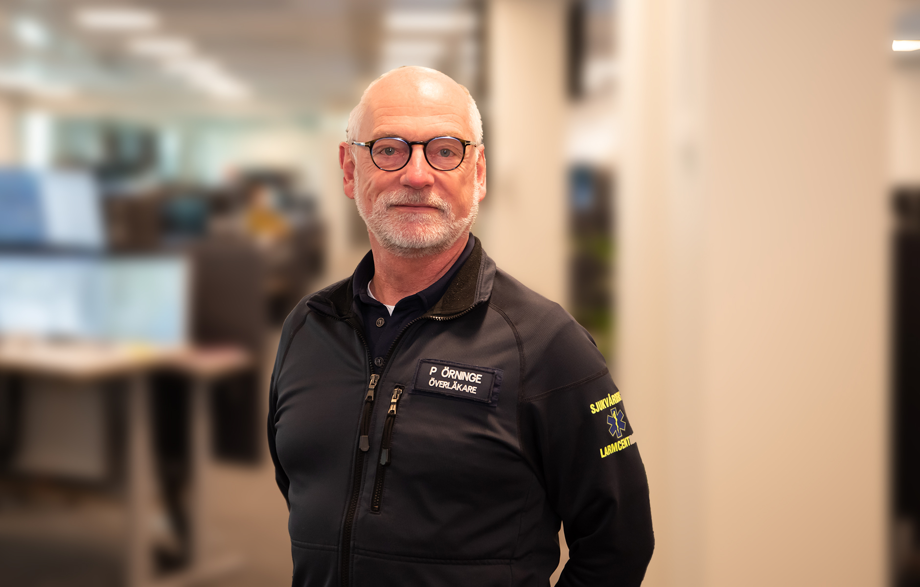 Porträttbild på Per Örninge. På hans tröja står hans namn och titeln överläkare