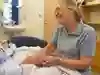 Marie Gustafsson masserar händerna på en patient