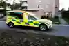 Ambulans kör utan blåljus på en gata