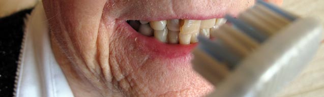 Munnen på en äldre person och en tandborste